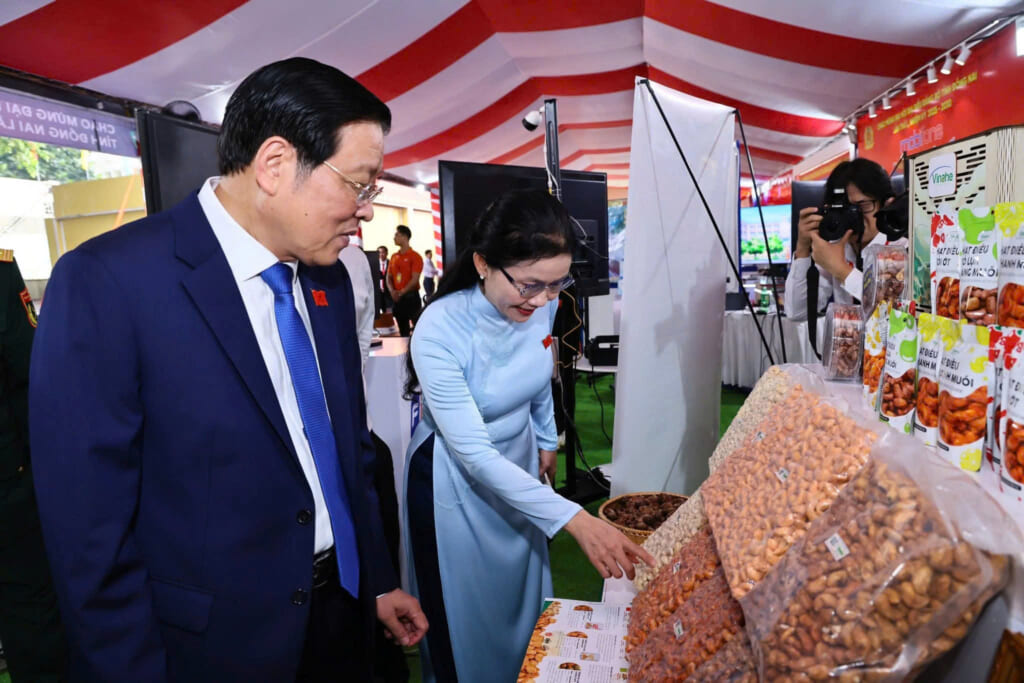 Các đại biểu tham quan gian hàng