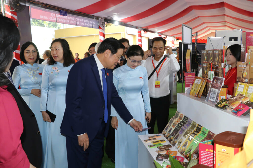 Các đại biểu tham quan gian hàng